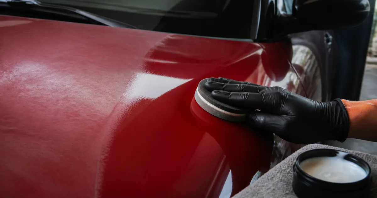 Panel de coche recuperando brillo con aplicación controlada de polish y protección sin marcas comerciales